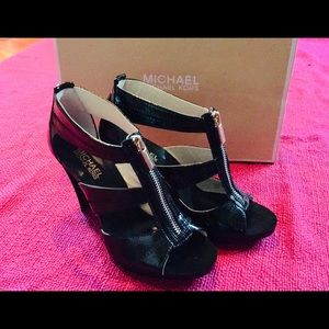 🚫🚫SOLD🚫🚫 MICHAEL KORS BLK HEELS GOLD ZIPPERS!